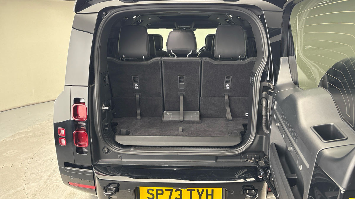 Land Rover Defender 130 Urban Image 11