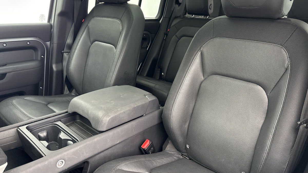 Land Rover Defender 110 Image 7