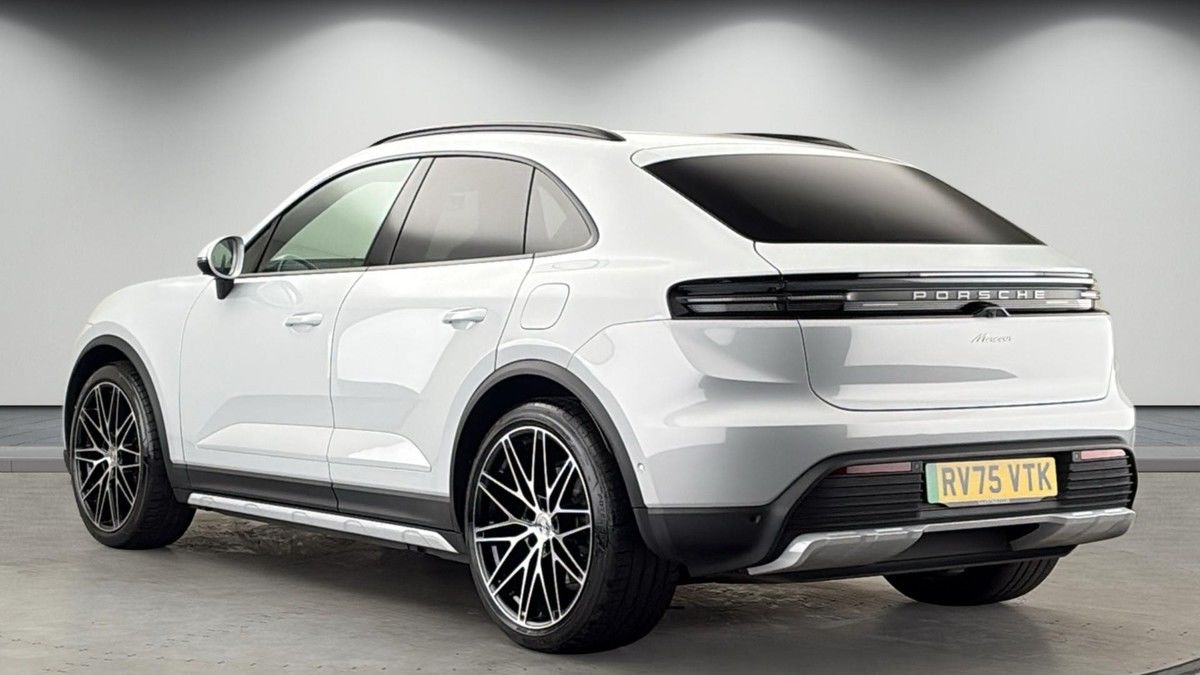 Porsche Macan Image 2