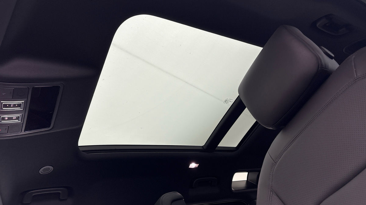 Land Rover Defender 110 Image 6