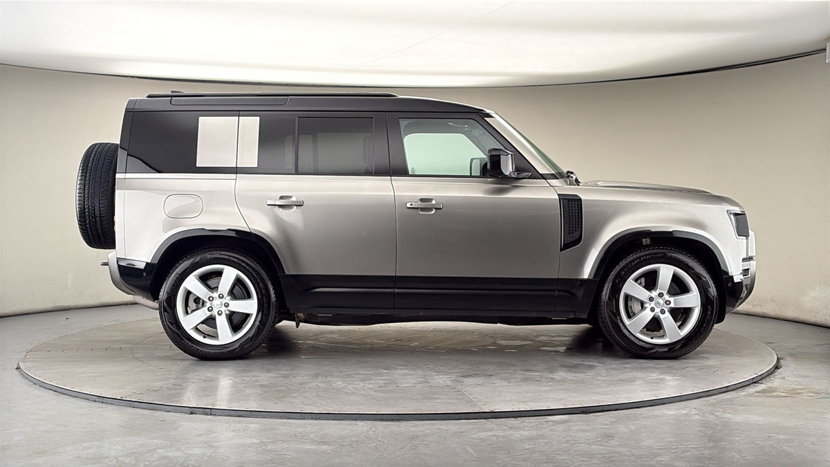 Land Rover Defender 110 Image 16