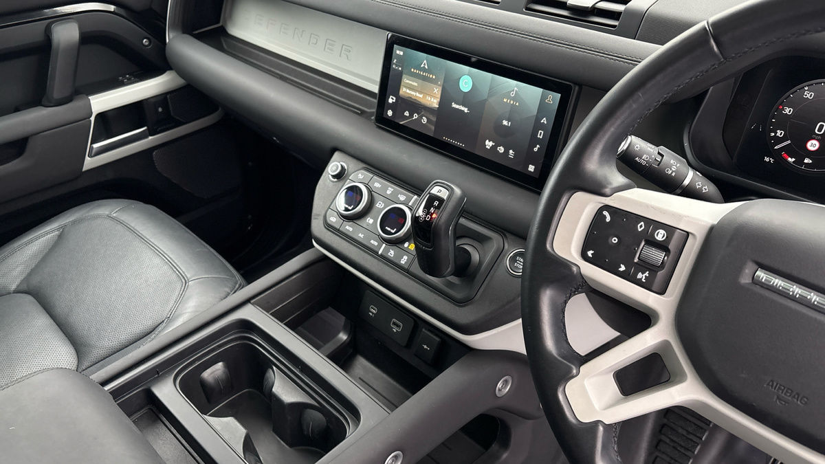 Land Rover Defender 110 Image 18