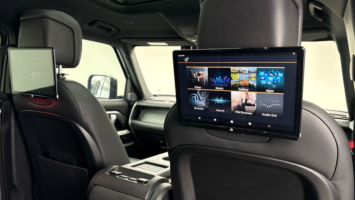 Land Rover Defender 110 Image 25