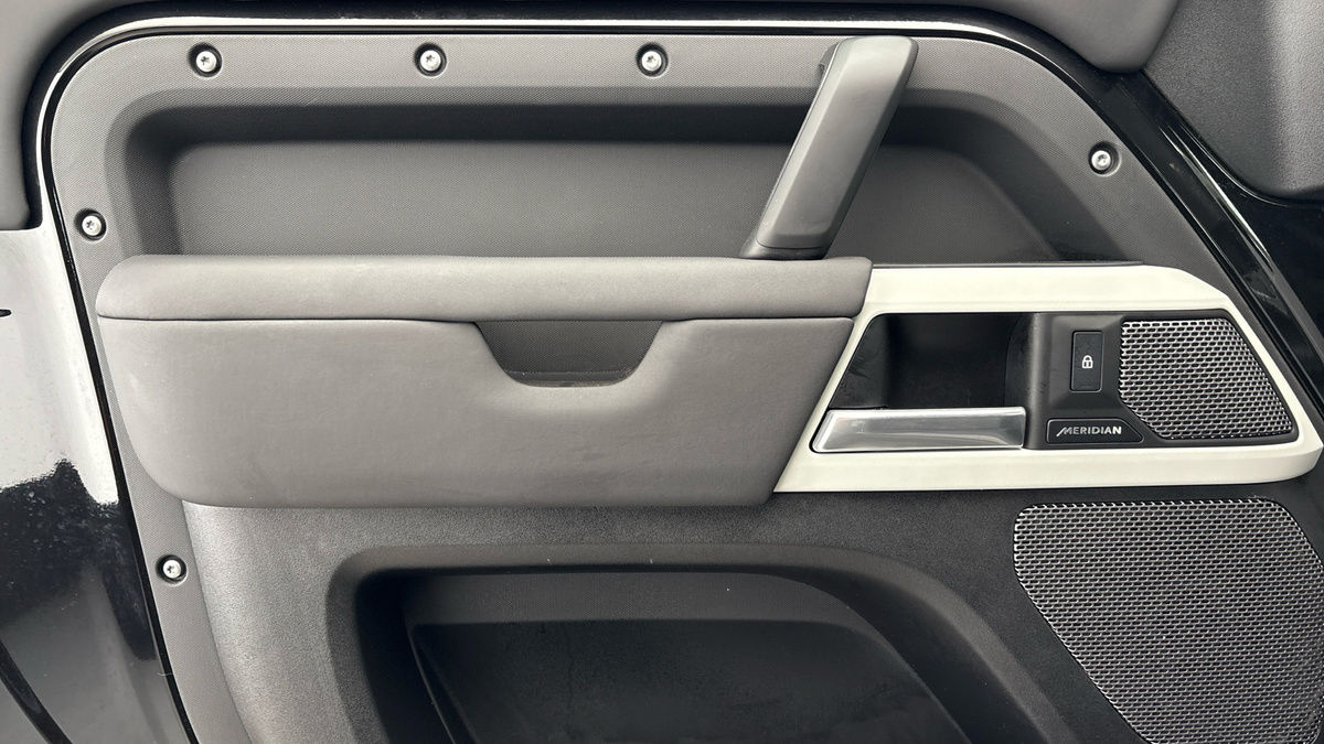 Land Rover Defender 90 Urban Image 19