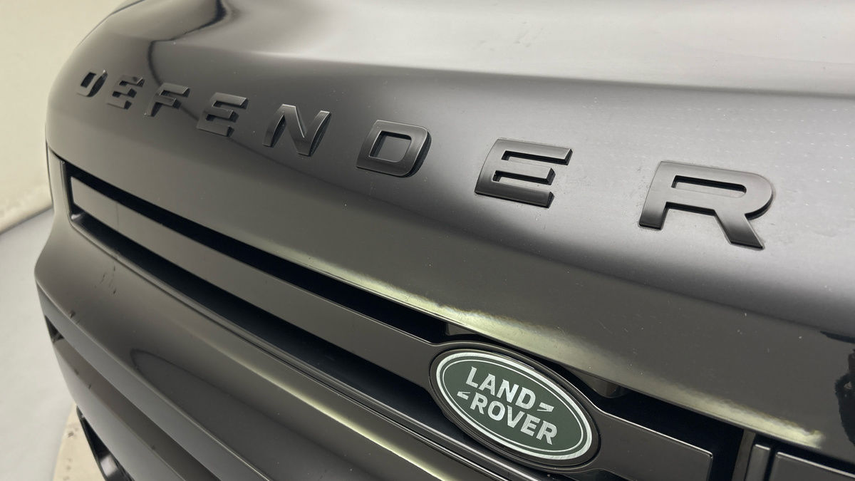 Land Rover Defender 110 Image 24