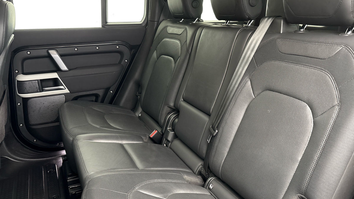 Land Rover Defender 110 Image 8