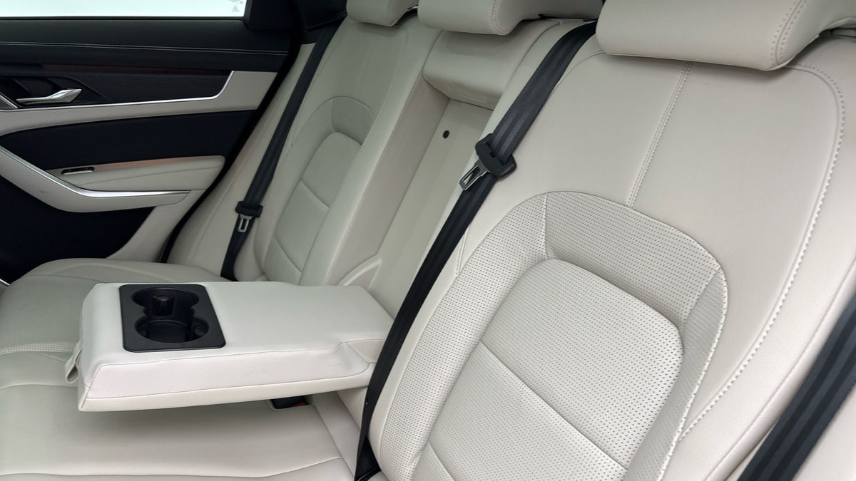 Jaguar F-PACE Image 9