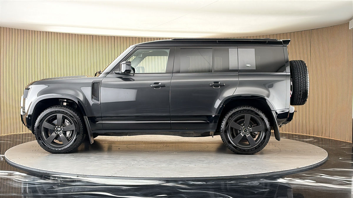 Land Rover Defender 110 Image 15