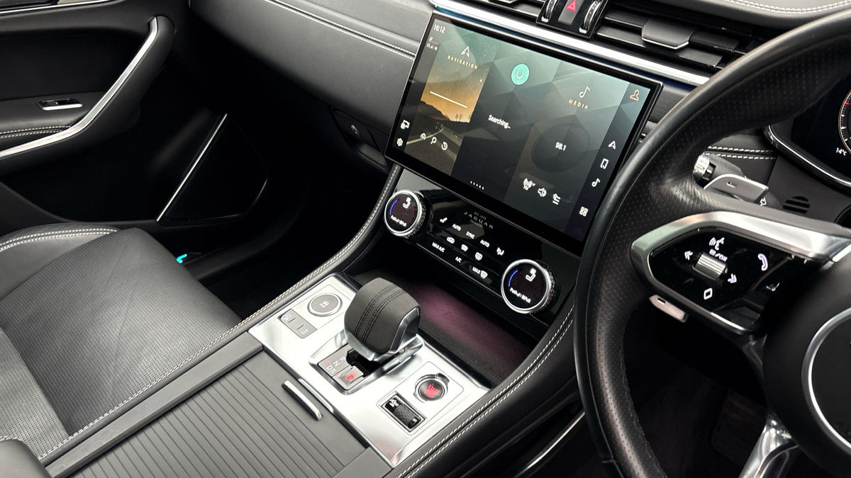 Jaguar F-PACE Image 18