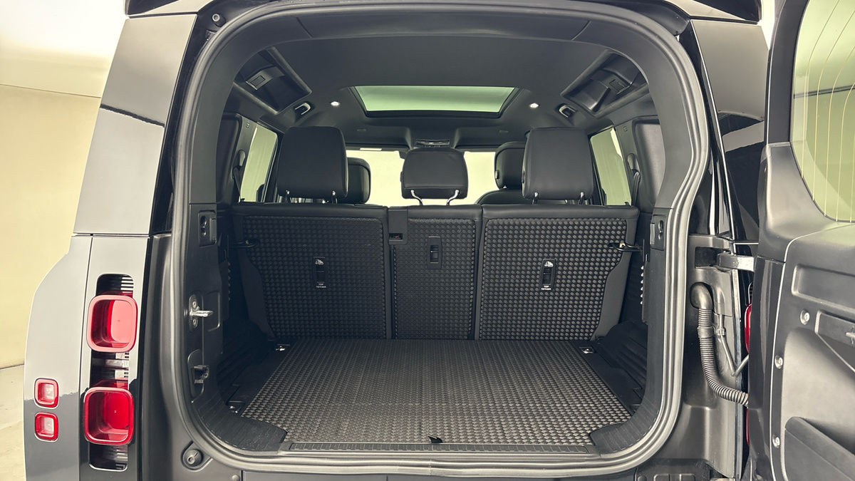 Land Rover Defender 110 Image 11