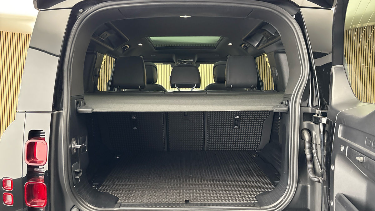 Land Rover Defender 110 Image 11