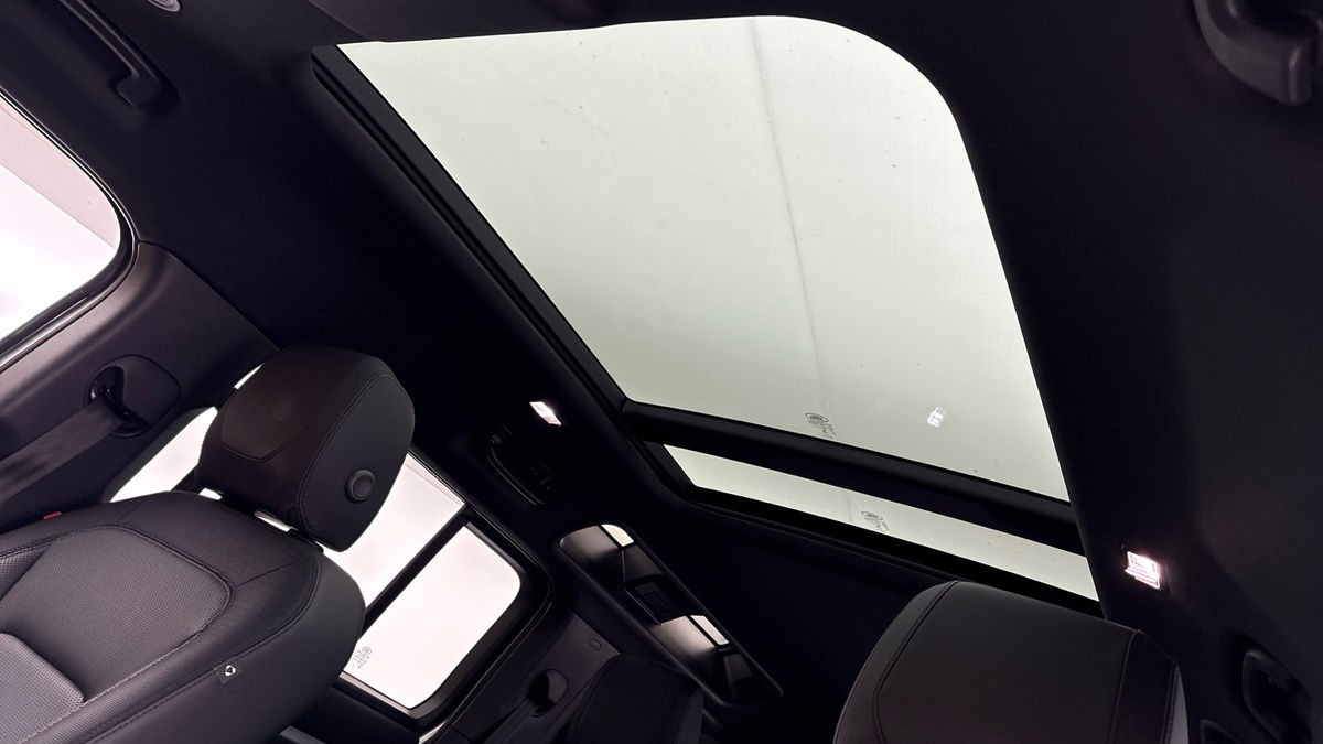 Land Rover Defender 110 Image 6