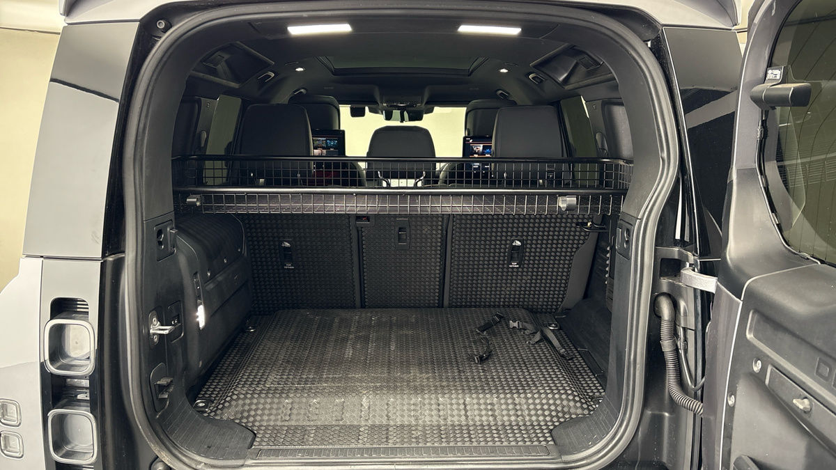 Land Rover Defender 110 Image 11