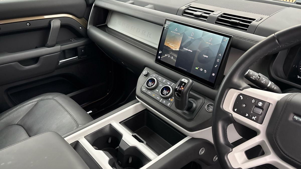 Land Rover Defender 110 Image 18