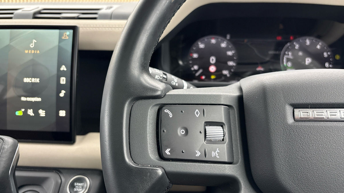 Land Rover Defender 110 Image 13