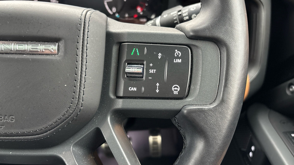 Land Rover Defender 110 Image 14