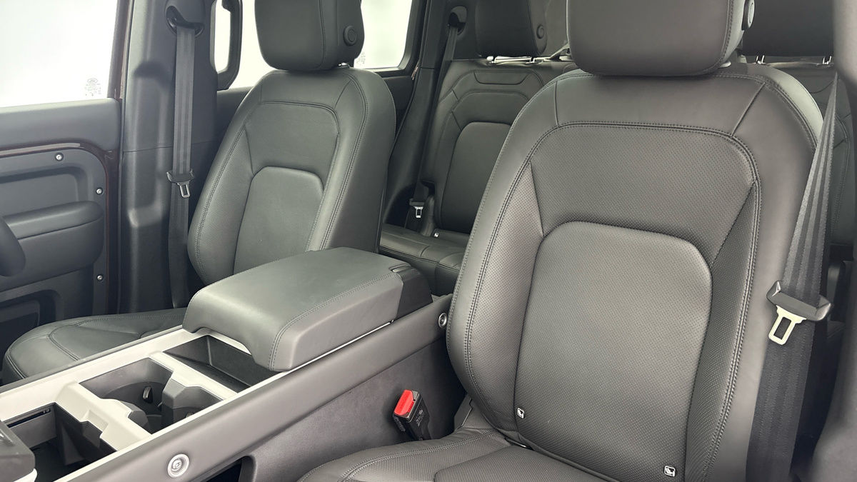 Land Rover Defender 130 Urban Image 7