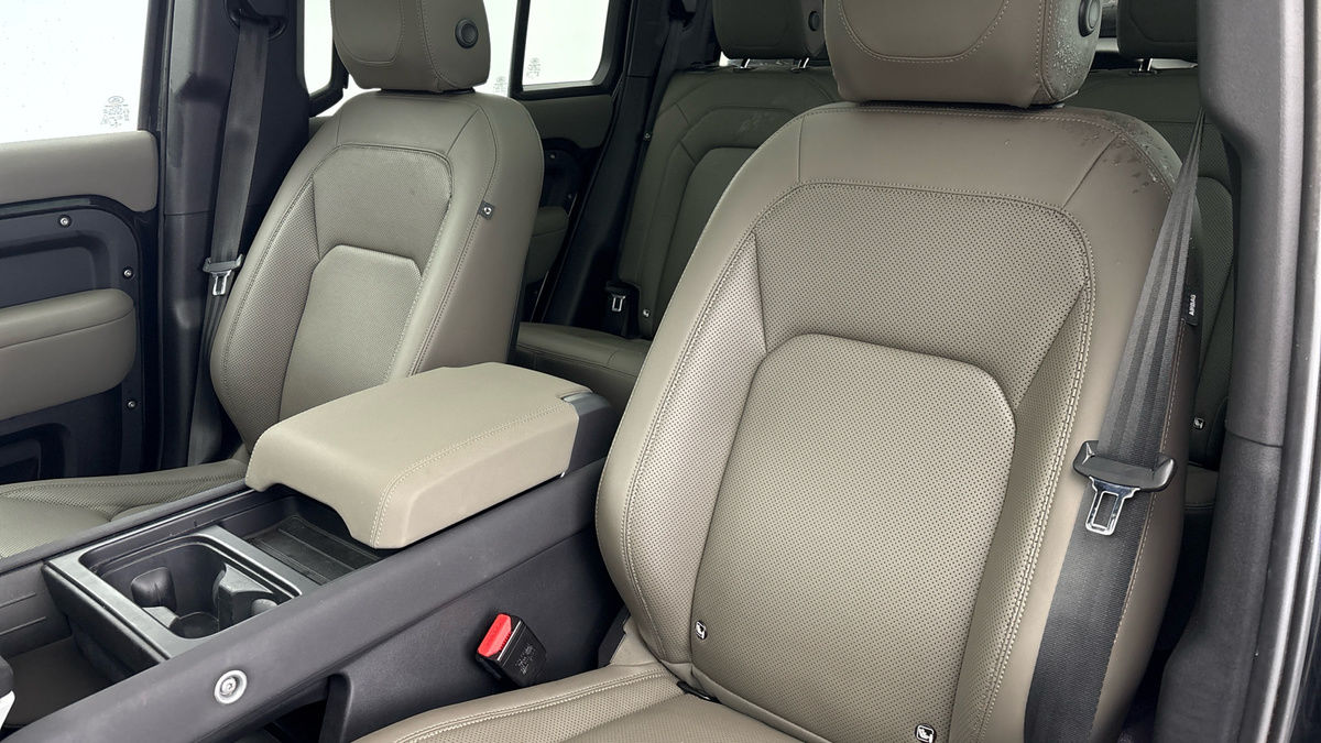 Land Rover Defender 110 Image 7