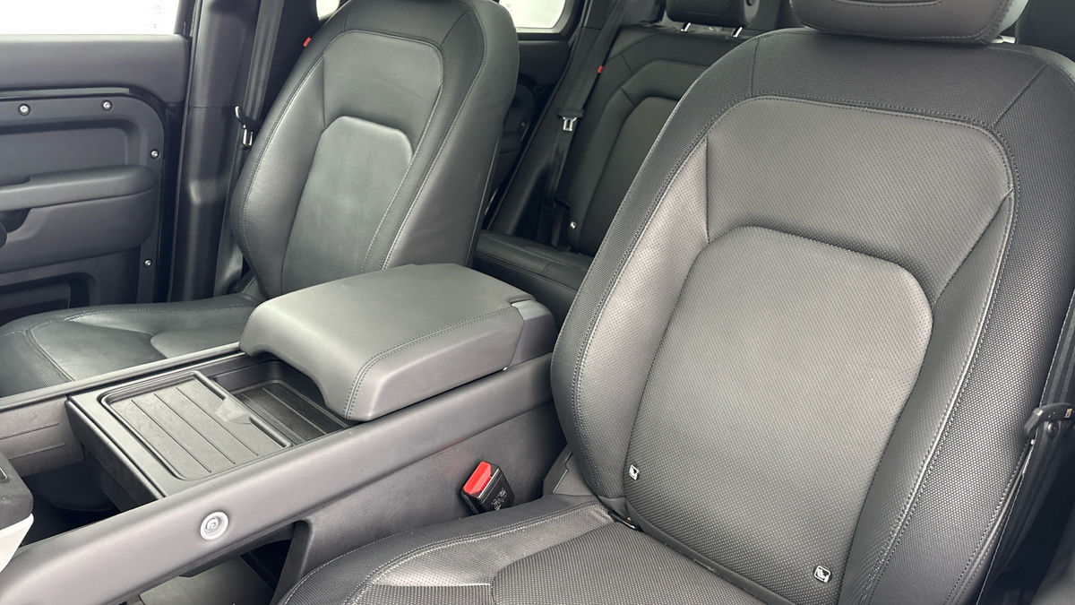 Land Rover Defender 110 Image 7