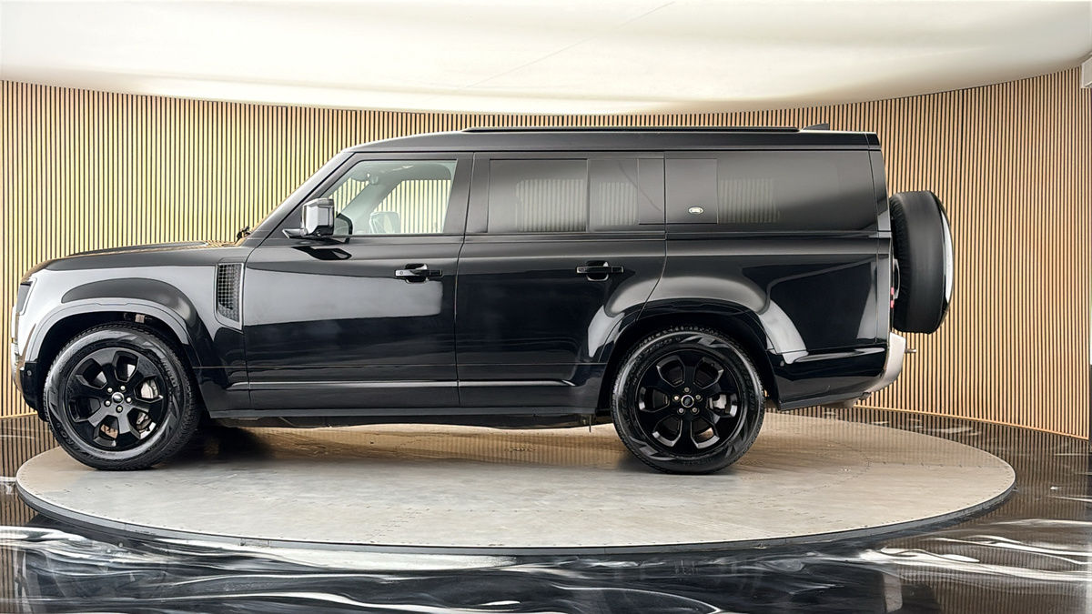 Land Rover Defender 130 Image 15