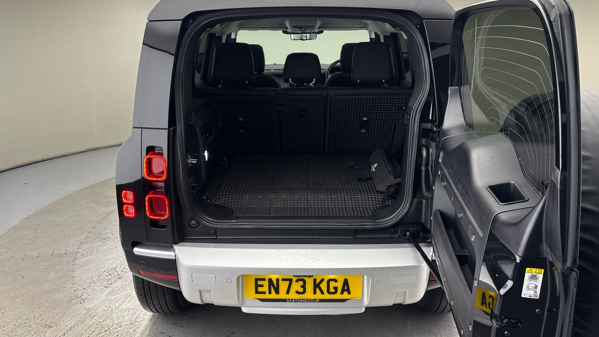 Land Rover Defender 110 Image 11