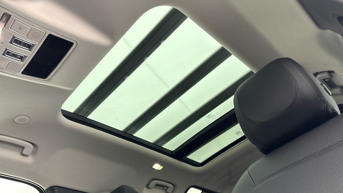 Land Rover Defender 110 Image 6