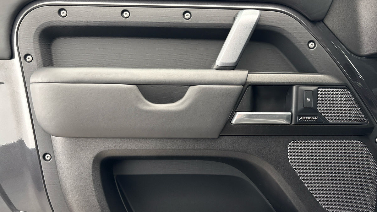 Land Rover Defender 90 Image 19