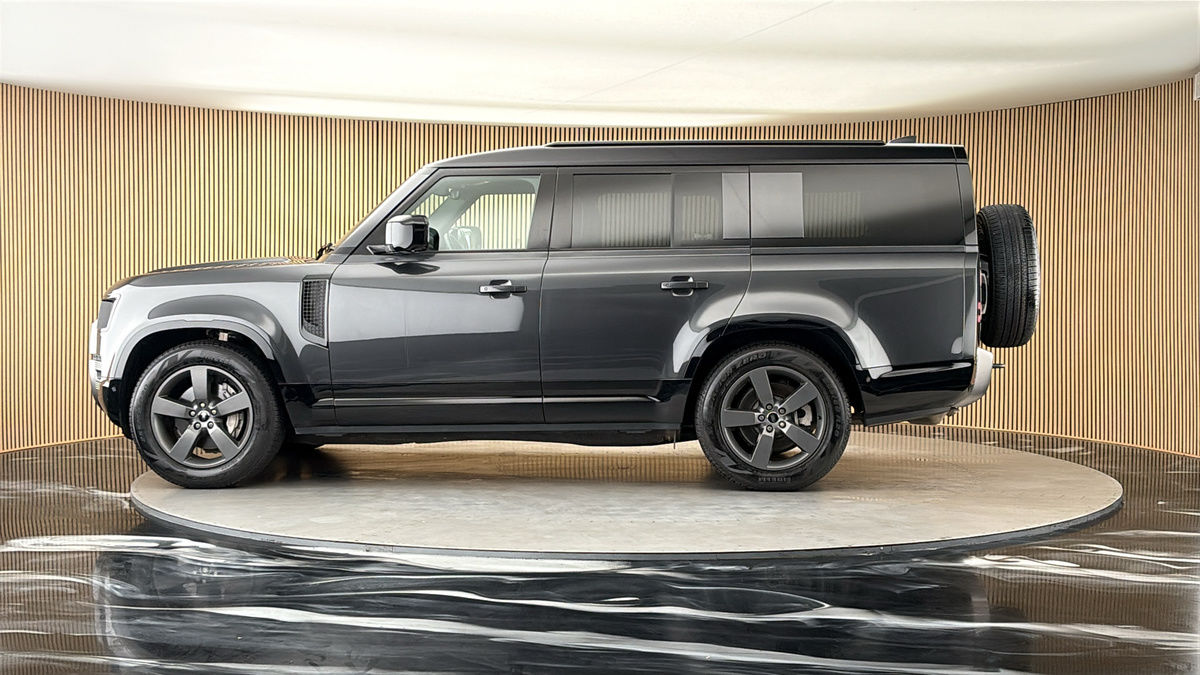 Land Rover Defender 130 Image 15