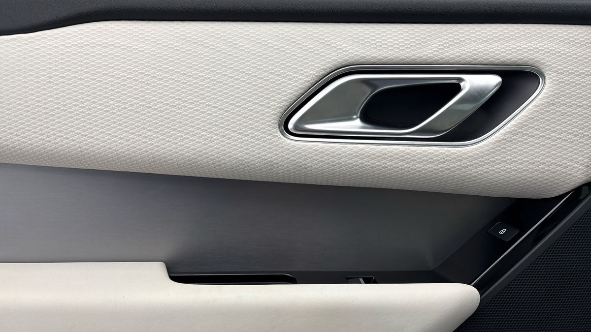 Land Rover Range Rover Velar Image 19