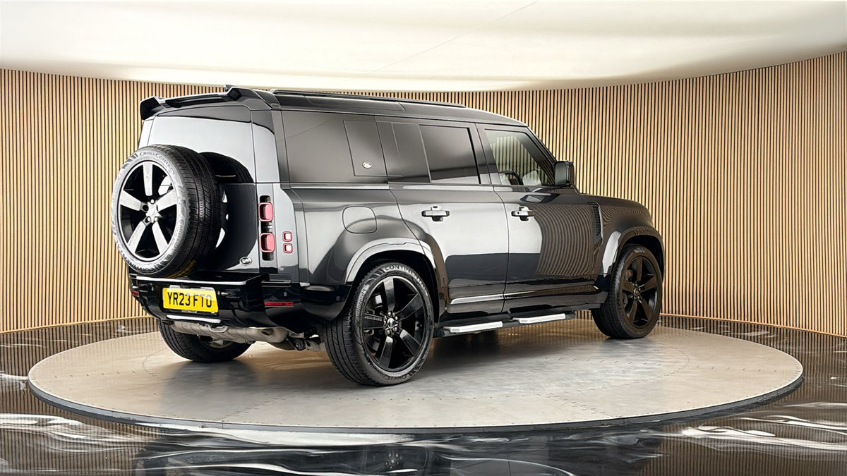 Land Rover Defender 110 Image 21