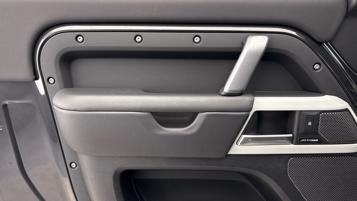 Land Rover Defender 90 Image 25