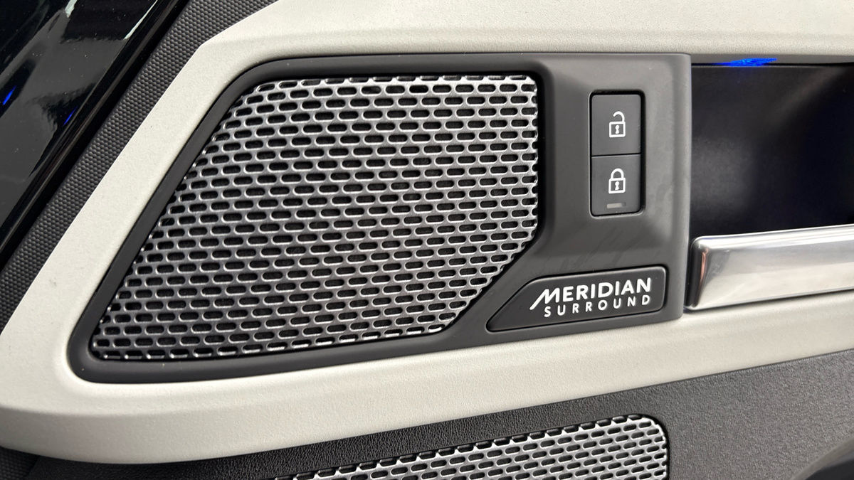 Land Rover Defender 110 Image 25