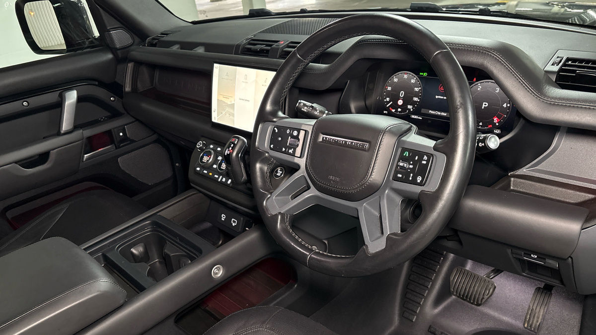 Land Rover Defender 110 Image 5