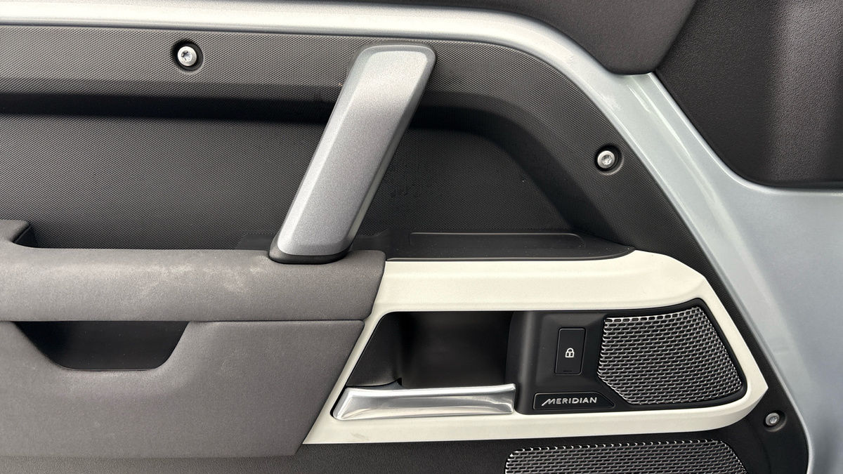 Land Rover Defender 110 Image 19