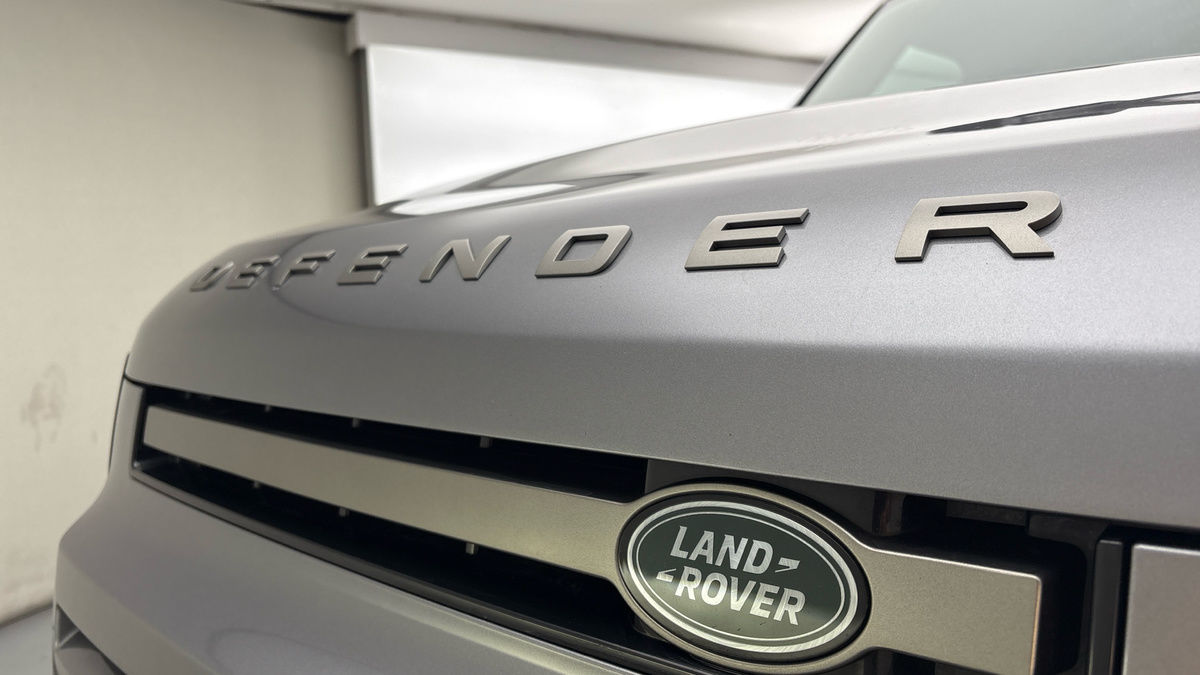 Land Rover Defender 110 Image 24