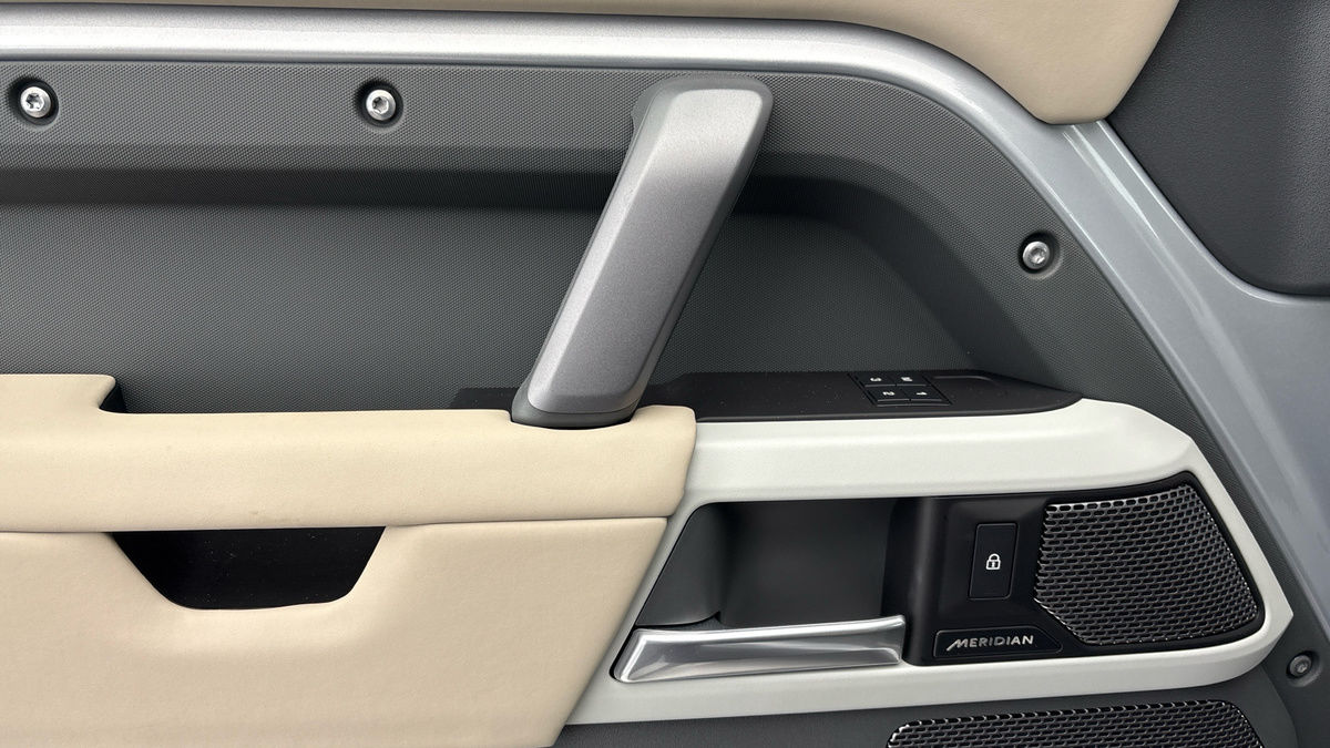 Land Rover Defender 110 Urban Image 19