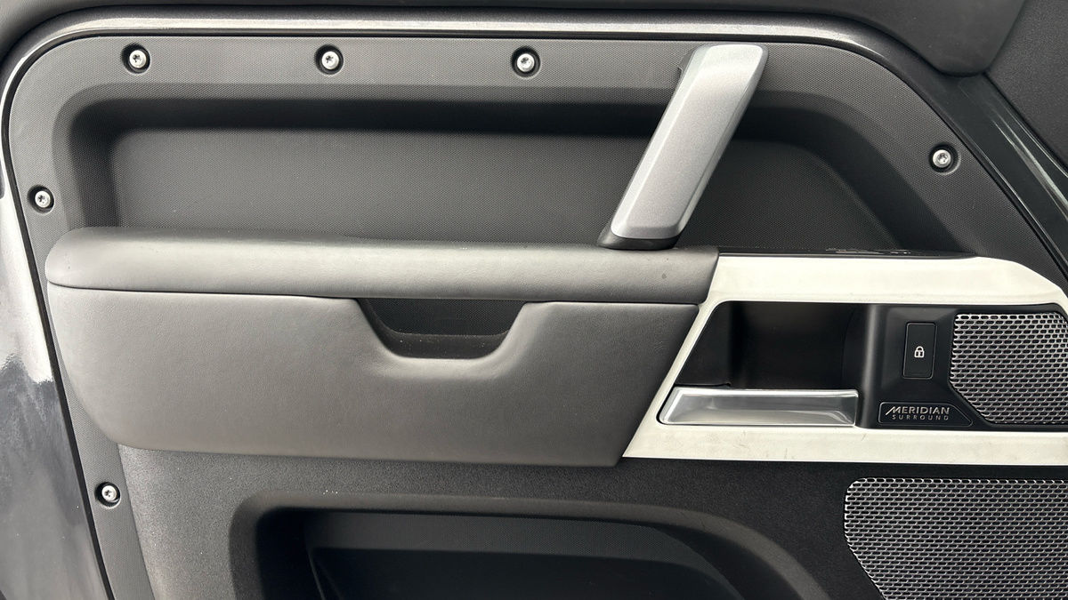 Land Rover Defender 90 Image 19