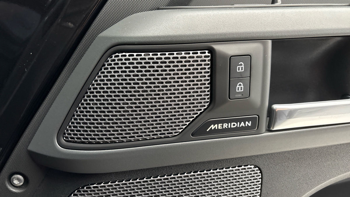 Land Rover Defender 110 Image 25