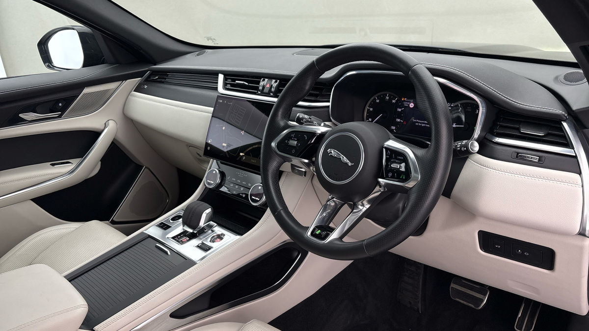 Jaguar F-PACE Image 5