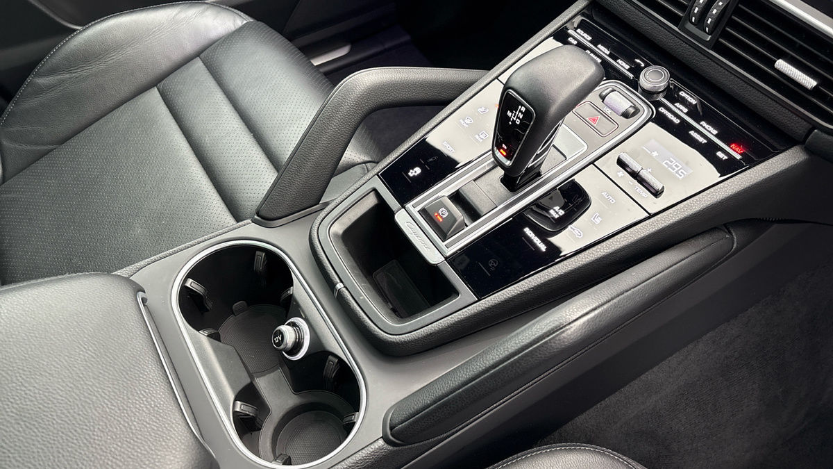 Porsche Cayenne Image 18