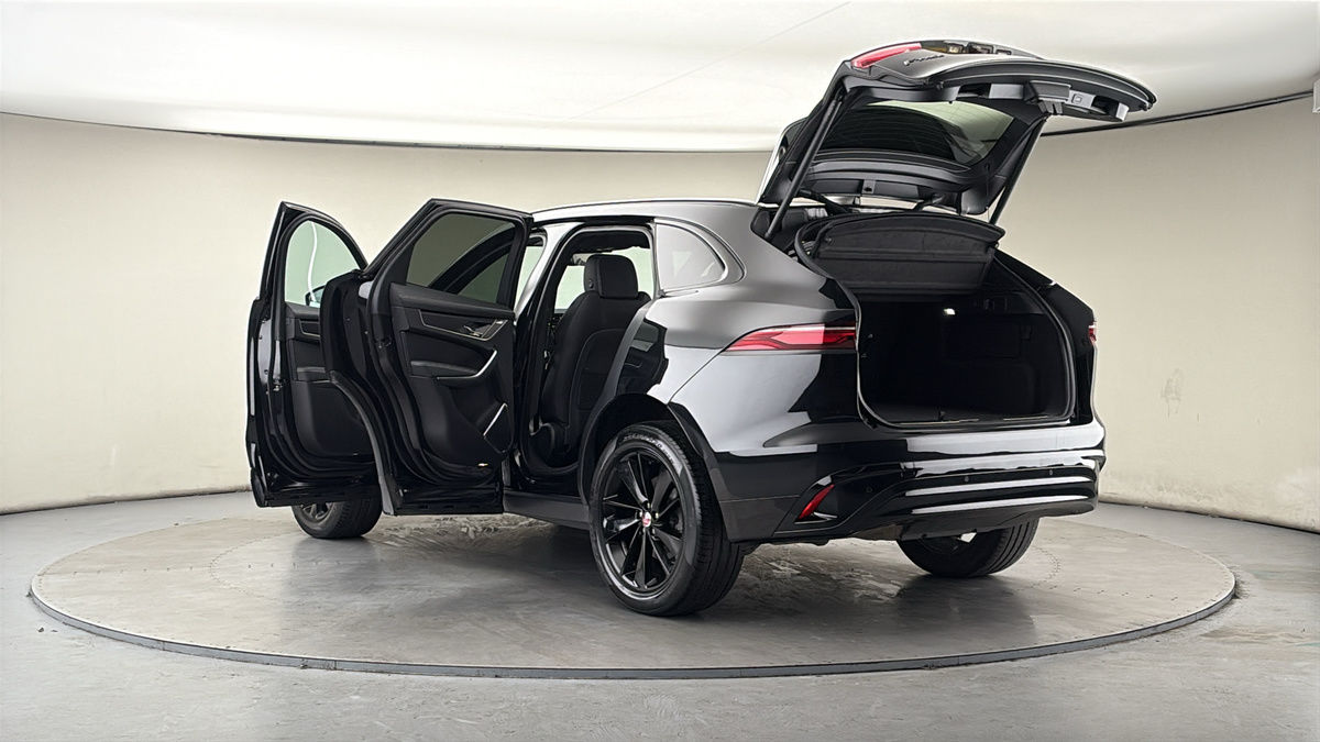 Jaguar F-PACE Image 23