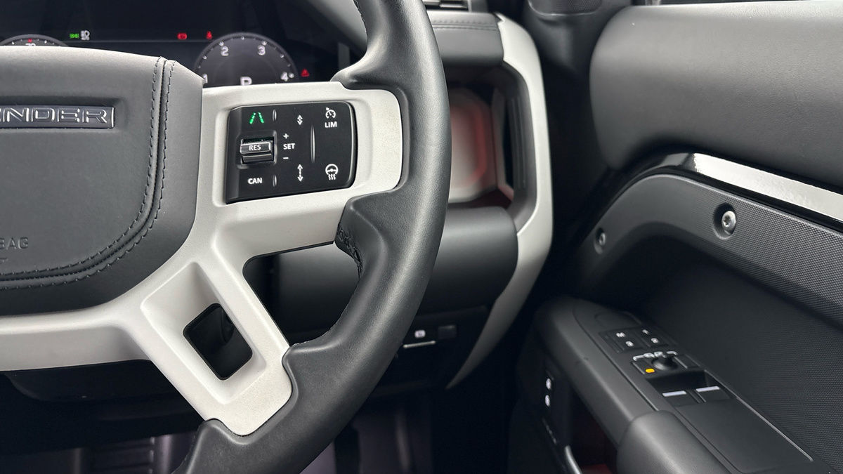 Land Rover Defender 90 Image 14