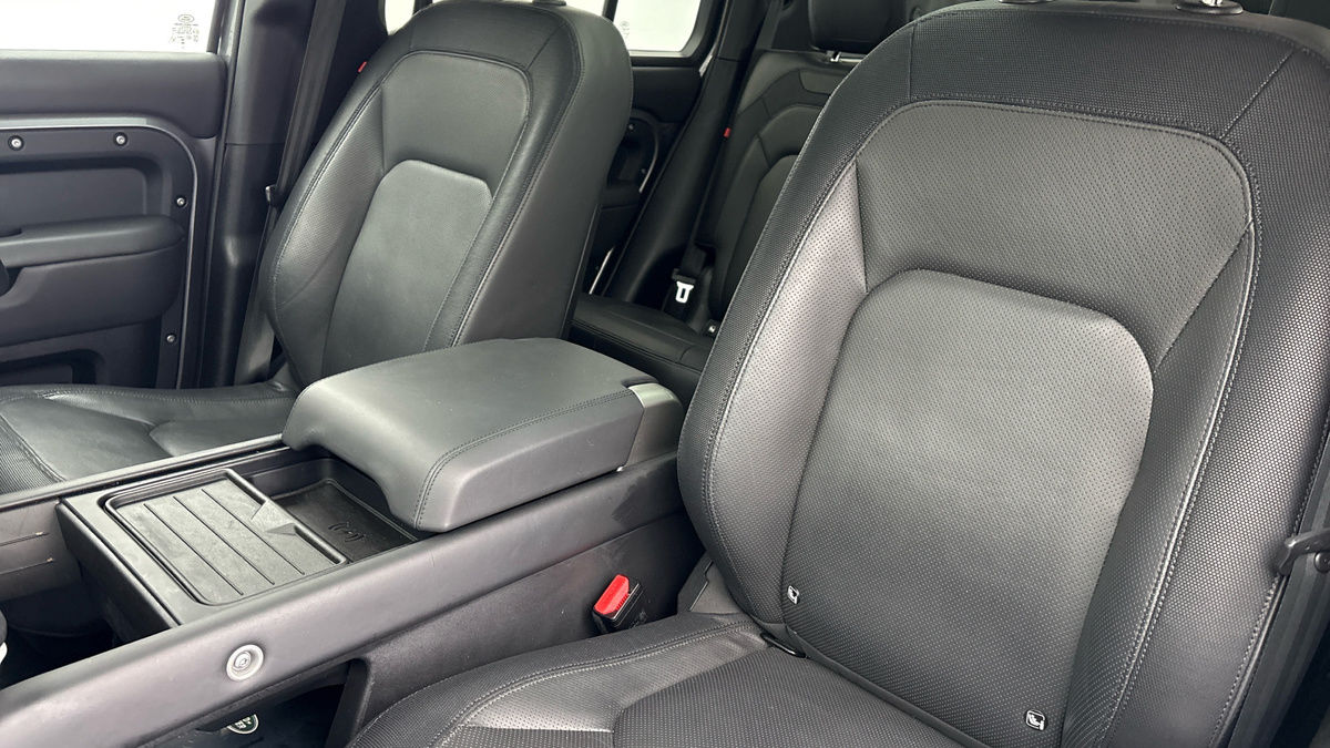 Land Rover Defender 130 Image 7