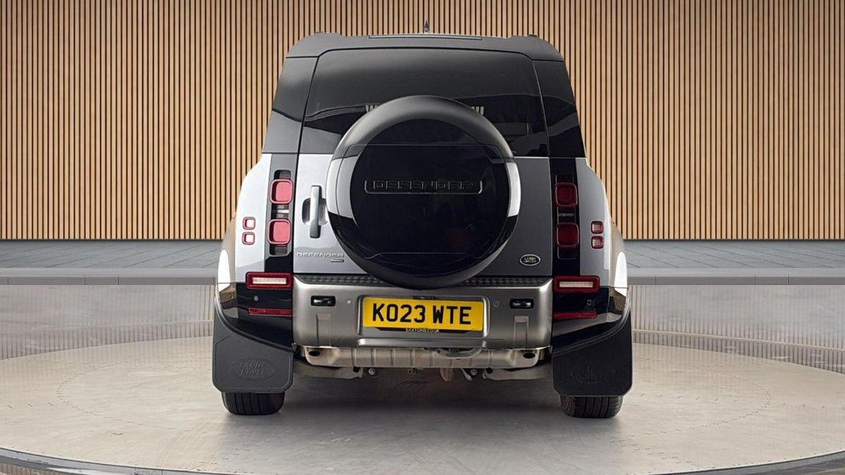 Land Rover Defender 110 Image 4