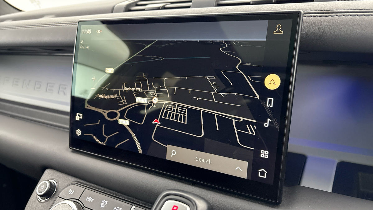 Land Rover Defender 110 Image 17