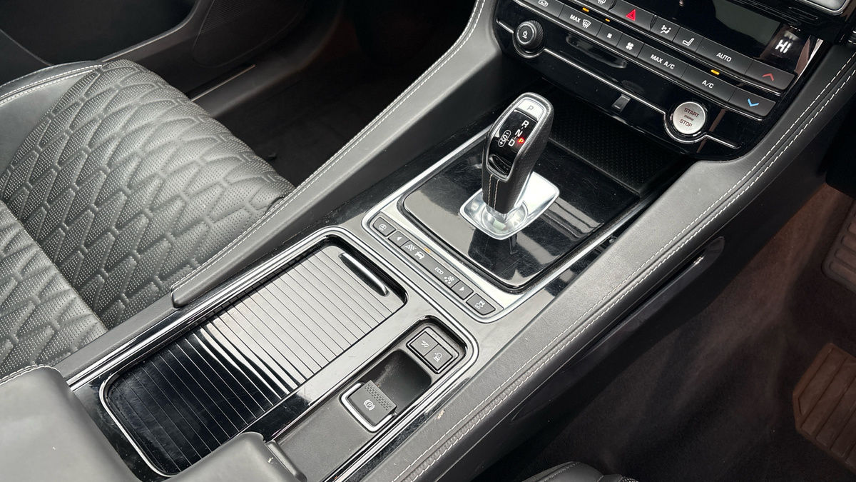 Jaguar F-PACE Image 18