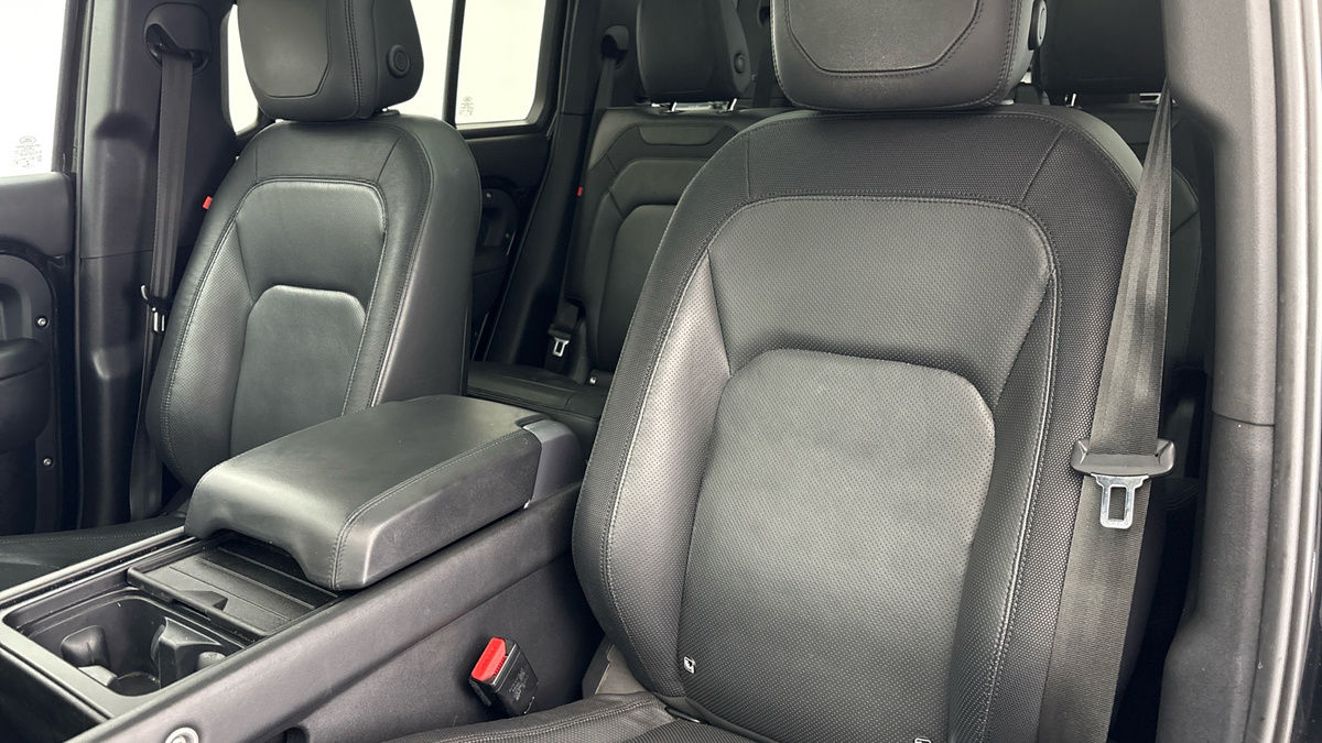 Land Rover Defender 110 Image 7
