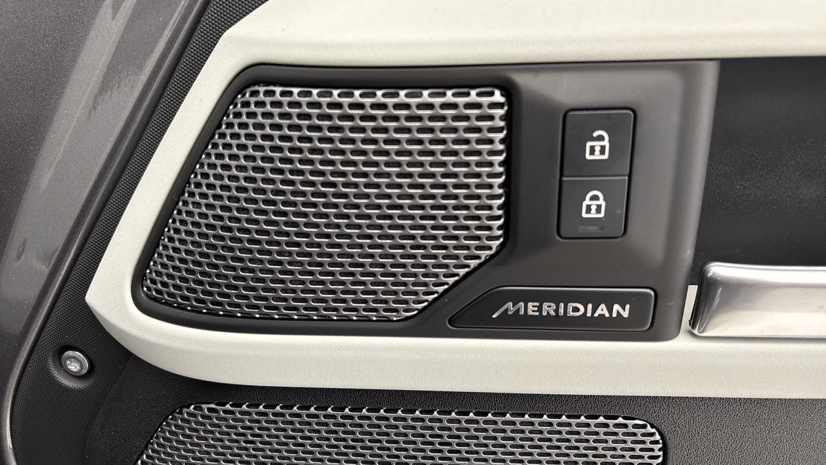 Land Rover Defender 110 Image 28