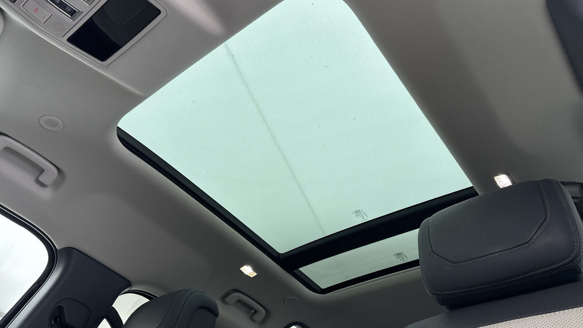 Land Rover Defender 110 Image 6