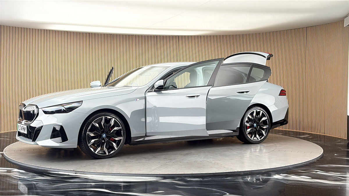 More views of BMW i5